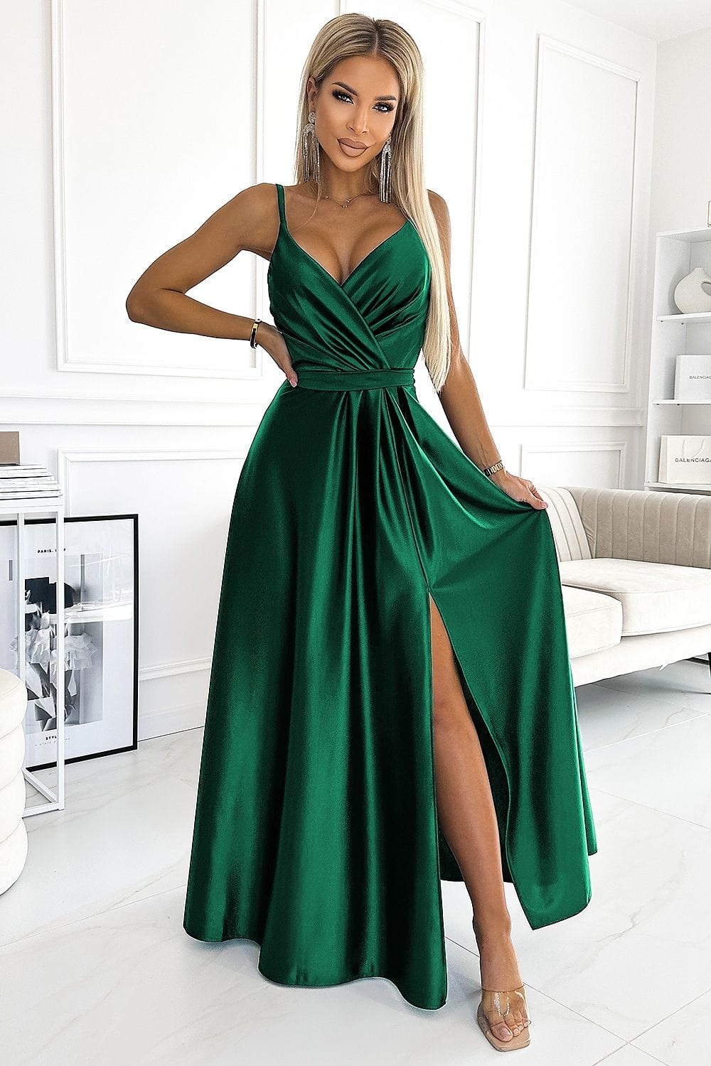 robe de soirée chic longue fendue noire avec décolleté élégant et fente pour une allure glamour