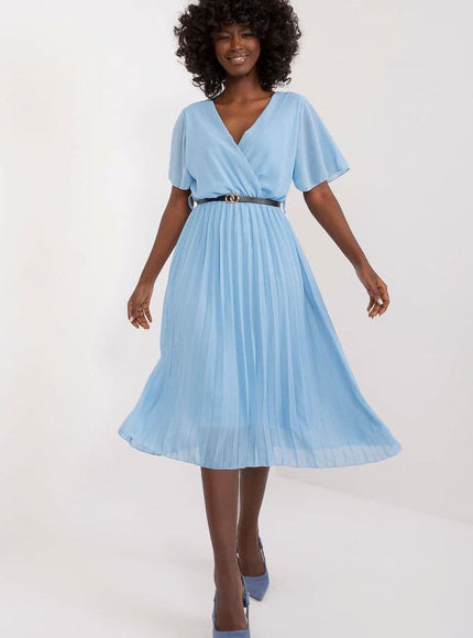 Robe bleue plissée midi chic pour cocktail ou mariage, manches courtes et silhouette droite, idéale pour un événement élégant.