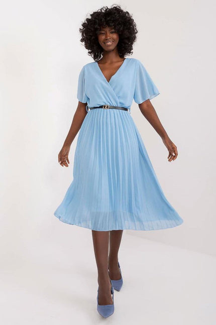 Robe bleue plissée midi chic pour cocktail ou mariage, manches courtes et silhouette droite, idéale pour un événement élégant.