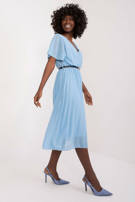 Robe bleue plissée midi chic avec manches courtes pour cocktail ou événement semi-formel.