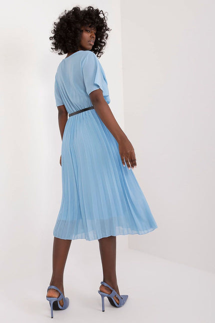 Robe bleue midi plissée chic avec ceinture, idéale pour un cocktail ou soirée élégante, manches courtes et silhouette trapèze.