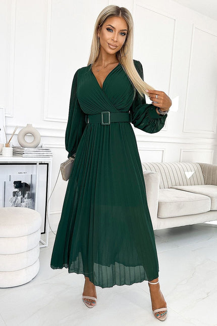 Robe soirée verte longue avec manches longues et ceinture, élégante pour gala ou mariage.