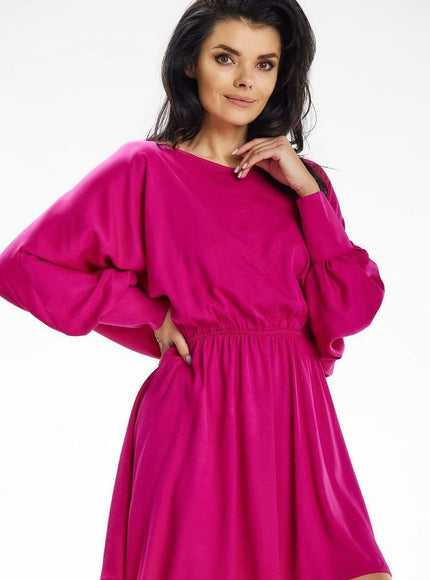 Robe soirée rose manches longues évasée courte, idéale pour cocktail ou évènement chic.