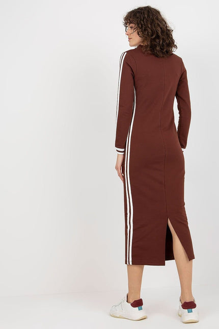 Robe marron casual avec manches longues et ourlet midi, idéale pour un look décontracté quotidien.