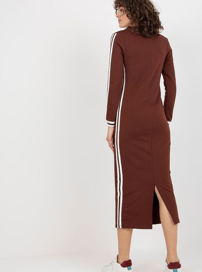 Robe marron casual avec manches longues et ourlet midi, idéale pour un look décontracté quotidien.