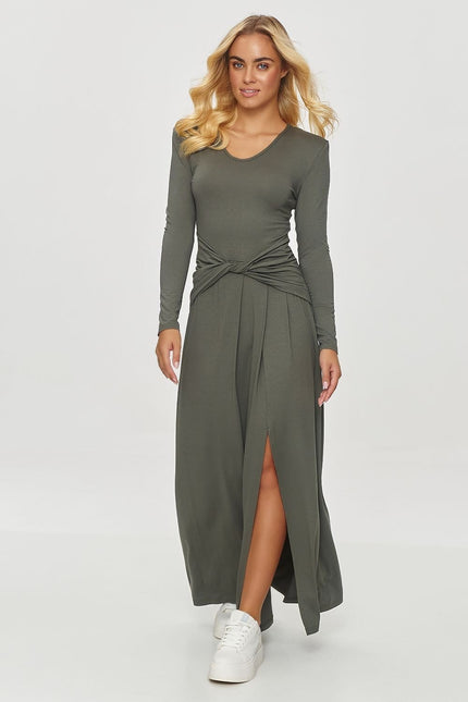 Robe verte longue et moulante à manches longues avec fente, idéale pour soirée chic ou cocktail.