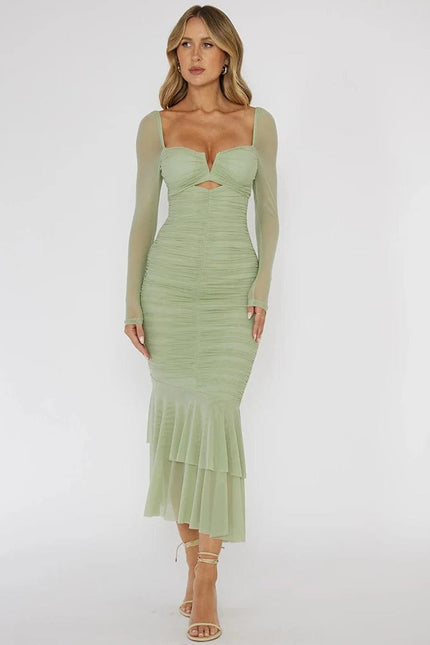 Robe midi verte à manches longues transparentes et volants, idéale pour soirée chic ou cocktail.