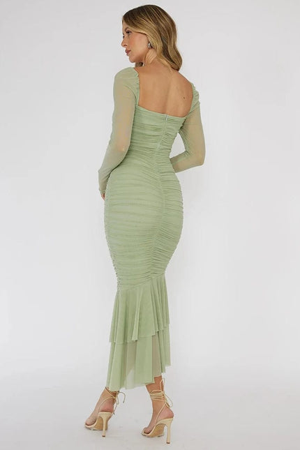 Robe midi verte moulante avec manches longues transparentes pour cocktail ou soirée élégante.