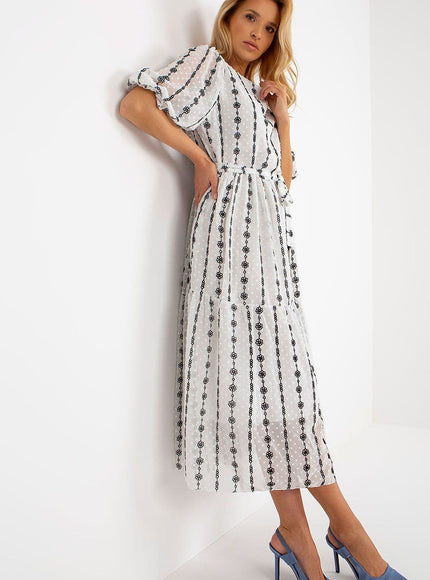 Robe soirée chic blanche midi à manches courtes et motif floral, élégante pour cocktail ou événement estival.