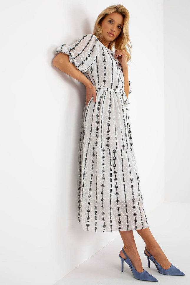 Robe soirée chic blanche midi à manches courtes et motif floral, élégante pour cocktail ou événement estival.