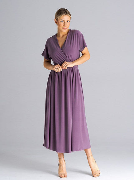 Robe cocktail midi élégante violette à manches courtes pour soirée, silhouette droite et fluide, idéale pour événements.