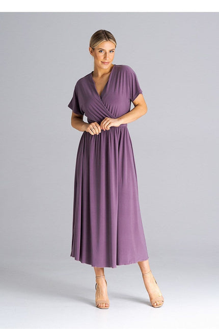 Robe cocktail midi élégante violette à manches courtes pour soirée, silhouette droite et fluide, idéale pour événements.