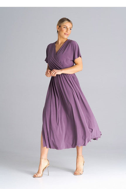 Robe cocktail midi élégante violette avec manches courtes et coupe trapèze, idéale pour événements chic ou soirées.