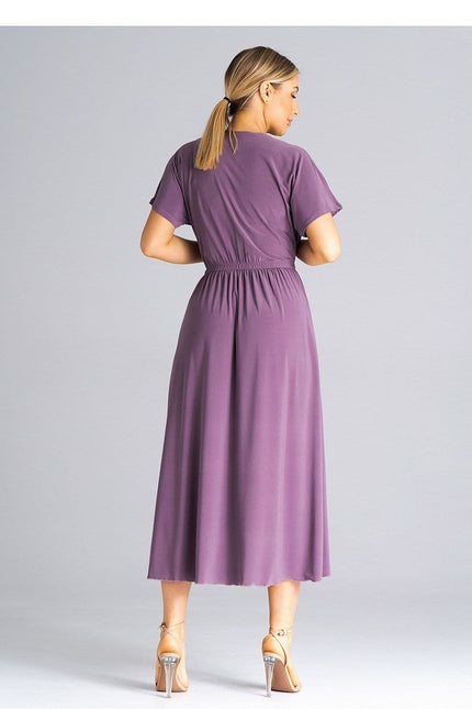 Robe cocktail midi élégante violette manches courtes trapèze pour femme, idéale pour soirée chic ou événement spécial.