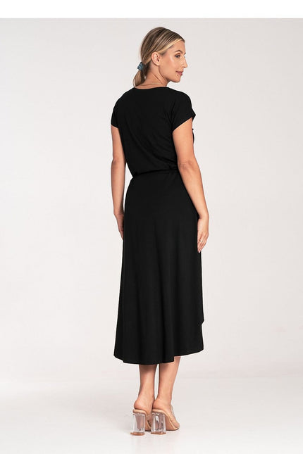 Robe noire midi chic pour soirée, cocktail ou mariage invité, silhouette trapèze, manches courtes.