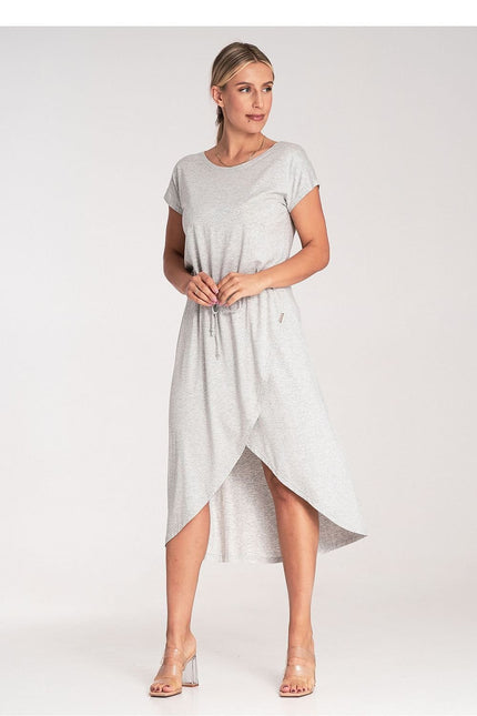 Robe casual gris clair manches courtes, forme asymétrique, idéale pour un style décontracté et une sortie estivale.