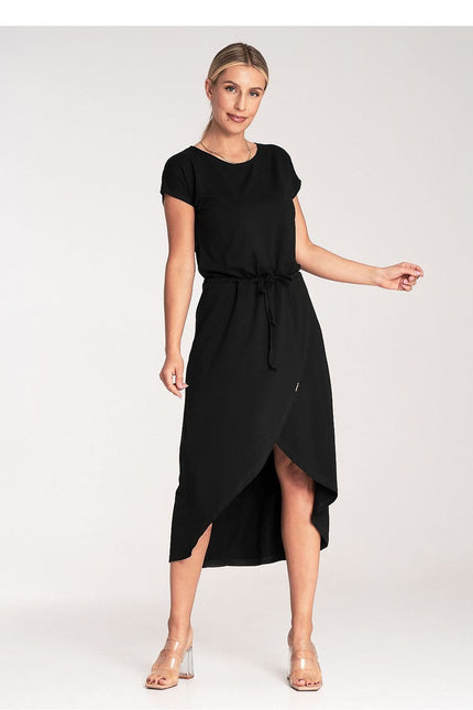 Robe noire chic mi-longue pour soirée, manches courtes et silhouette droite avec ceinture.