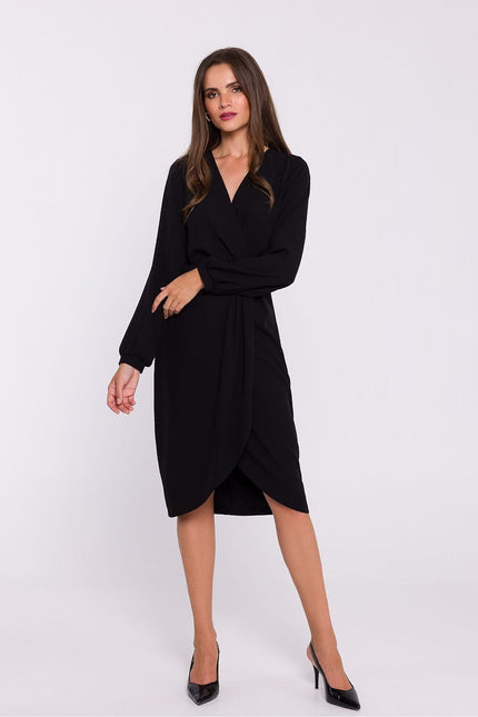 Robe noire chic pour soirée, manches longues et décolleté en V, longueur midi et silhouette droite.