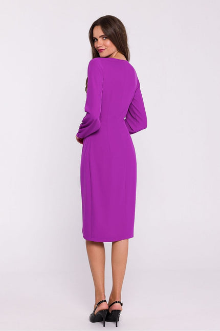 Robe violette midi à manches longues et dos nu pour soirée élégante et cocktails