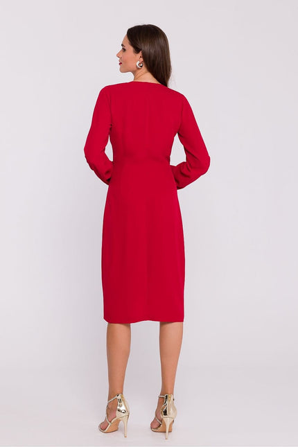 Robe rouge midi soirée chic manches longues droite pour cocktail ou événement d'entreprise.