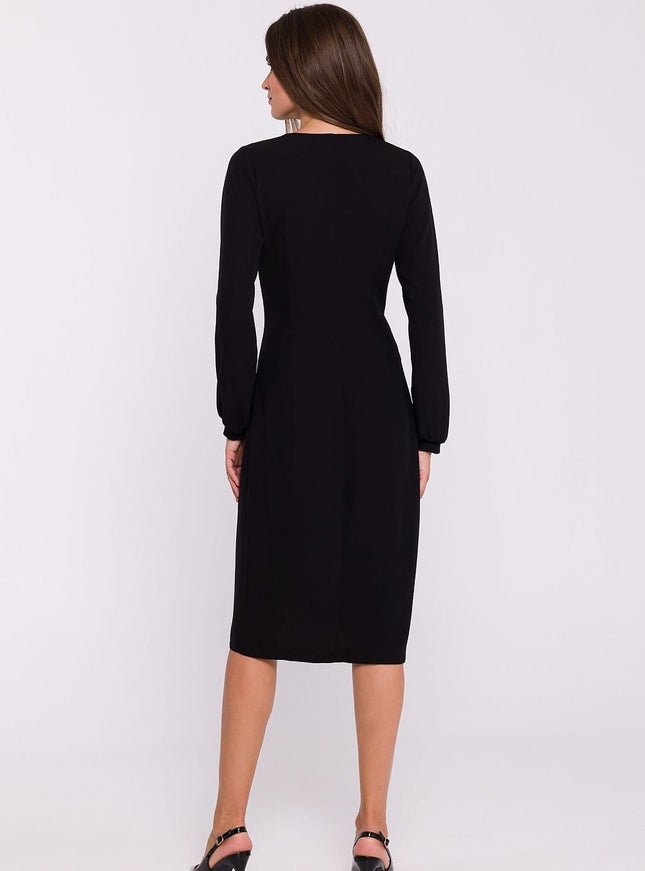 Robe noire midi chic avec manches longues pour cocktail ou soirée élégante.