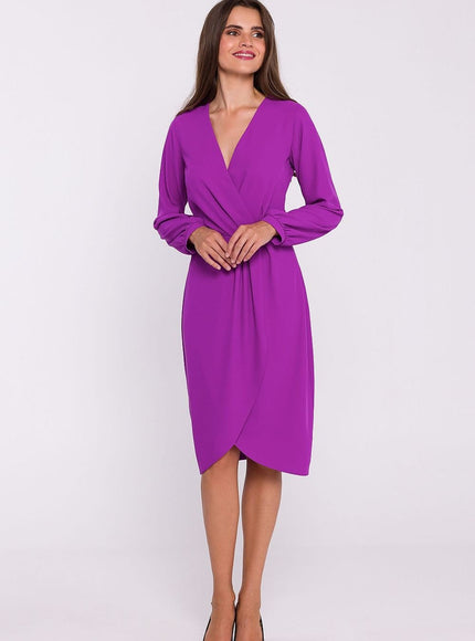 Robe violette midi chic avec manches longues et décolleté en V pour soirée ou cocktail.