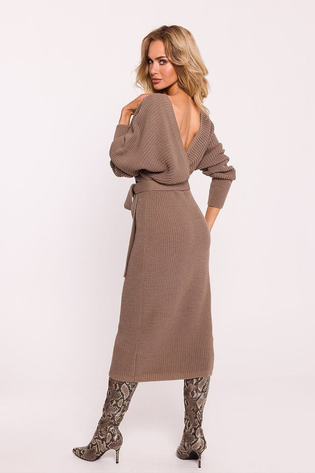 Robe pull marron midi avec ceinture, manches longues et dos nu, idéale pour une soirée casual.