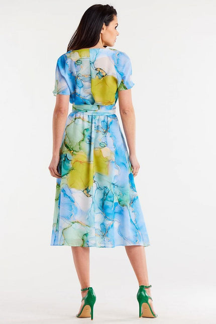 Robe midi fleurie d'été à manches courtes, style casual chic pour occasions décontractées et soirées estivales.