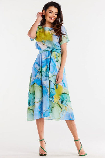 Robe midi d'été fleurie avec manches courtes idéale pour une soirée décontractée ou un événement en plein air, coloris vifs et rafraîchissants.