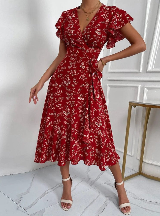 Robe midi fleurie rouge à volants pour cocktail ou soirée d'été, style bohème chic avec manches courtes et silhouette trapèze.