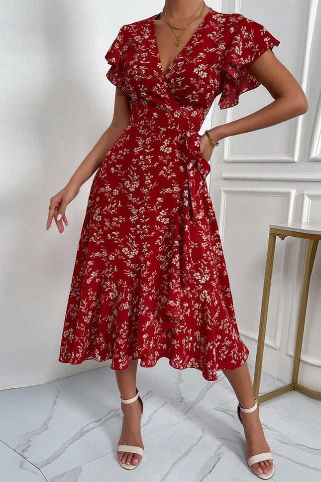 Robe midi fleurie rouge à volants pour cocktail ou soirée d'été, style bohème chic avec manches courtes et silhouette trapèze.