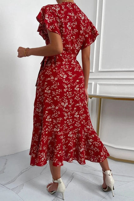 Robe midi fleurie rouge avec manches à volants pour cocktail, style bohème chic et féminin, idéale pour été ou soirée.