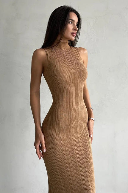 Robe moulante en maille longue beige sans manches pour un style chic et élégant.