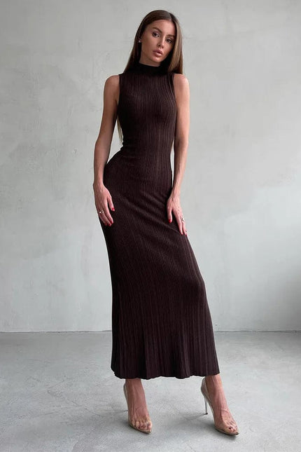 Robe de soirée chic moulante sans manches noire longue élégante pour cocktail ou gala.