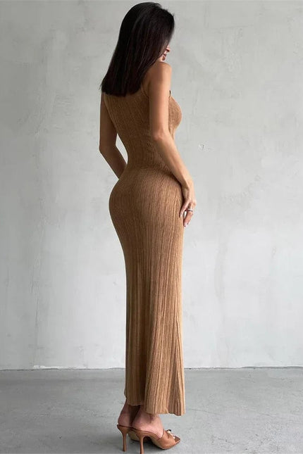 Robe longue de soirée chic couleur beige sans manches, élégante et moulante pour un mariage.