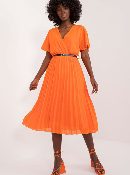 Robe midi orange élégante pour soirée avec manches courtes et ceinture, parfaite pour cocktail ou événement estival.