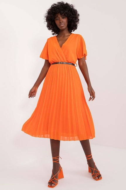 Robe midi orange élégante pour soirée avec manches courtes et ceinture, parfaite pour cocktail ou événement estival.