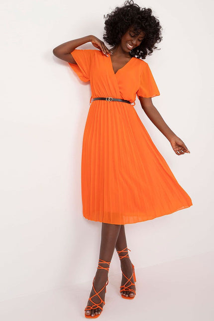 Robe midi orange fluide avec ceinture pour soirée, manches courtes et col en V, idéale pour cocktail ou événement estival.