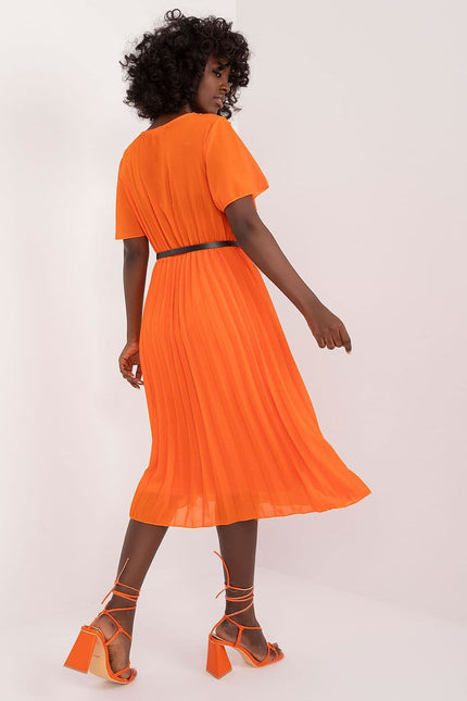 Robe midi orange élégante pour soirée avec manches courtes et plissage, parfaite pour des occasions spéciales et événements festifs.