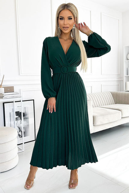 Robe soirée chic verte longue à manches longues et décolleté plongeant, parfaite pour événements élégants.