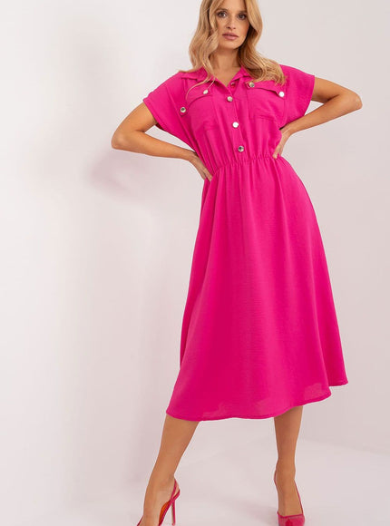 Robe midi rose casual avec manches courtes et boutons pour look quotidien décontracté et féminin.