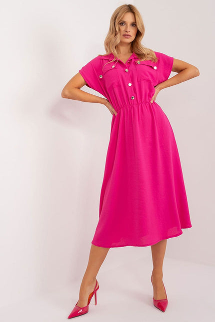 Robe midi rose casual avec manches courtes et boutons pour look quotidien décontracté et féminin.