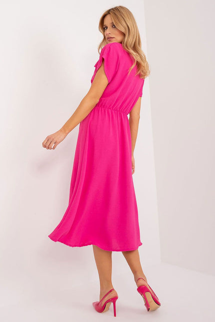 Robe midi rose casual avec manches courtes, parfaite pour une tenue décontractée ou une sortie en journée.