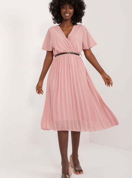 Robe rose pastel midi plissée pour soirée chic, élégante avec ceinture fine noire, manches courtes et col en V.