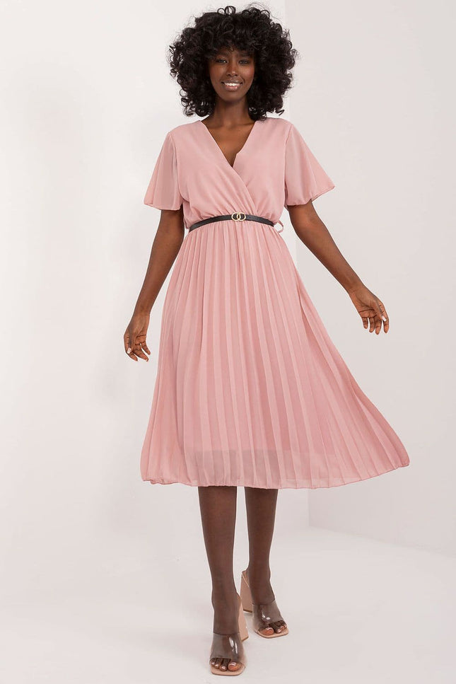 Robe rose pastel midi plissée pour soirée chic, élégante avec ceinture fine noire, manches courtes et col en V.