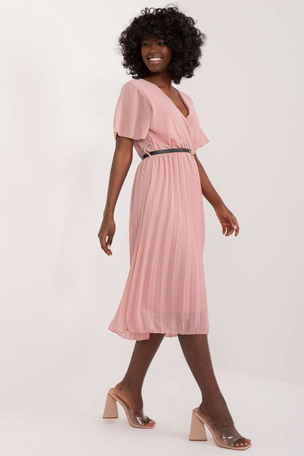 Robe rose midi plissée avec ceinture pour une soirée chic et élégante, idéale pour une tenue raffinée.