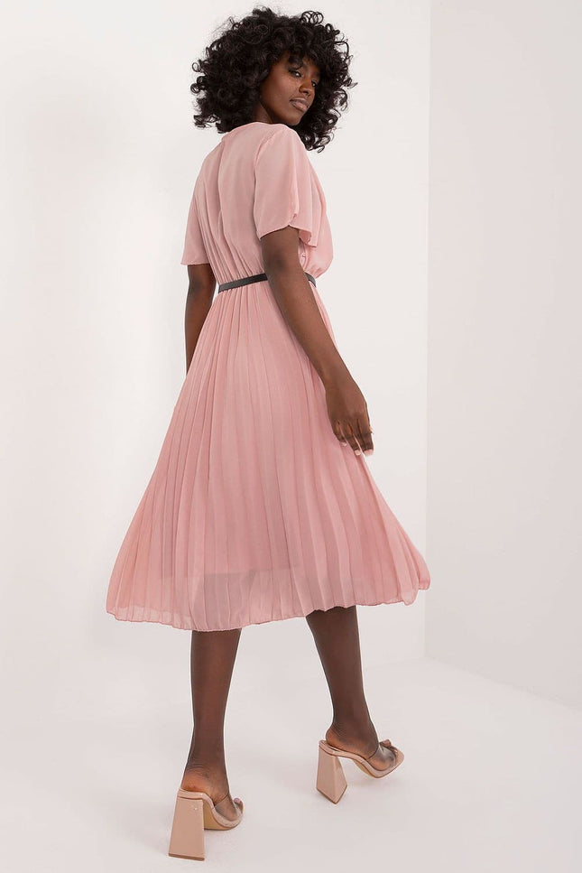 Robe rose midi plissée pour soirée chic, idéale pour être élégante en toute occasion, disponible en taille standard.