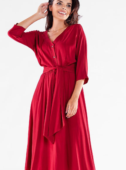 Robe midi rouge élégante pour soirée chic avec manches longues et ceinture assortie, parfaite pour événements formels.