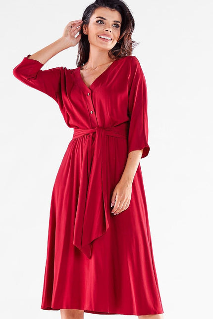 Robe midi rouge élégante pour soirée chic avec manches longues et ceinture assortie, parfaite pour événements formels.