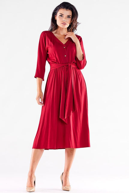 Robe midi rouge élégante pour soirée avec manches longues et ceinture assortie, style chic et féminin.